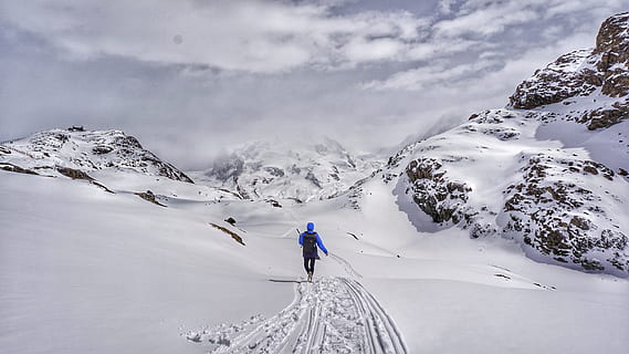 persona, a piedi, nevoso, montagna, persona che cammina, la neve, coperto, pista, nube, zaino, traccia, inverno, natura, all'aperto, persone, uomini, avventura, sport, escursioni a piedi, donne, adulto, una persona, freddo - temperatura, solo un uomo, temperatura fredda, attività di svago, sport invernali, catena montuosa, ambiente, scenics - natura, montagna innevata, attività, bellezza nella natura, vacanze, vacanza, cielo, sciare, settimana bianca, la libertà, vestiti caldi, 5K, CC0, dominio pubblico, privo di copyright