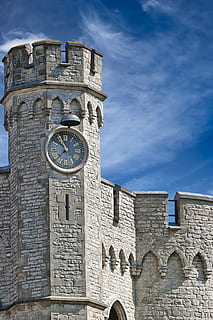 Torre, orologio, aria, castello, costruzione, monumento, puntatori, storico, architettura, storia, campanile, Europa, posto famoso, medievale, struttura costruita, esterno dell'edificio, il passato, cielo, Inquadratura dal basso, giorno, natura, nessuno, nuvola - cielo, destinazioni di viaggio, tempo, turismo, arco, blu, vecchio, muro di pietra, quadrante, 2K, CC0, dominio pubblico, privo di copyright