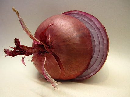 cipolla, Cipolla rossa, fresco, crudo, verdura, nutrizione, affettato, cibo, biologico, Spezia, freschezza, mangiare sano, avvicinamento, natura, cibo vegetariano, cibo e bevande, girato in studio, benessere, in casa, singolo oggetto, nessuno, ingrediente, sfondo colorato, natura morta, rosso, cibo crudo, frutta, viola, condizione naturale, 2K, CC0, dominio pubblico, privo di copyright