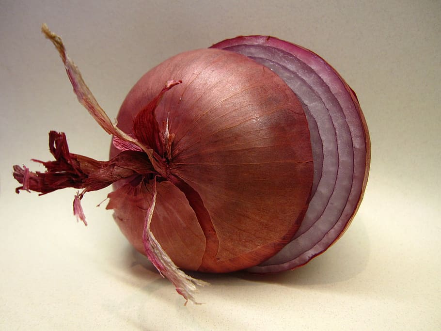 cipolla, Cipolla rossa, fresco, crudo, verdura, nutrizione, affettato, cibo, biologico, Spezia, freschezza, mangiare sano, avvicinamento, natura, cibo vegetariano, cibo e bevande, girato in studio, benessere, in casa, singolo oggetto, nessuno, ingrediente, sfondo colorato, natura morta, rosso, cibo crudo, frutta, viola, condizione naturale, 2K