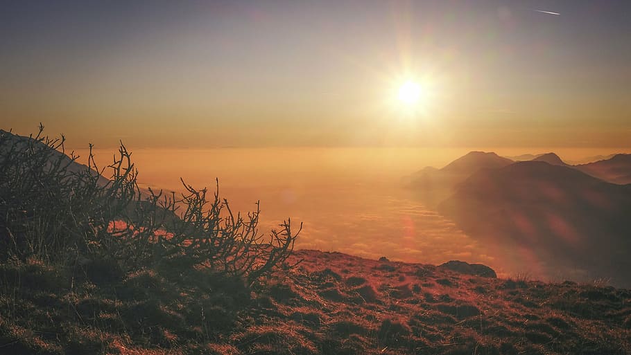 verd, muntanya, daurat, hores, posta de sol, muntanya alta, vista, sol, naturalesa, paisatge, núvols, cel, cim, pic, viatjar, aventura, herba, sortida del sol - alba, llum solar, a l'aire lliure, al matí, escenics, estiu, escenics - natura, bellesa a la natura, tranquil·litat, escena tranquil·la, raig de sol, idíl·lic, medi ambient, flare de la lent, cap gent, terra, escena no urbana, destinacions de viatge, aigua, brillant, 4K