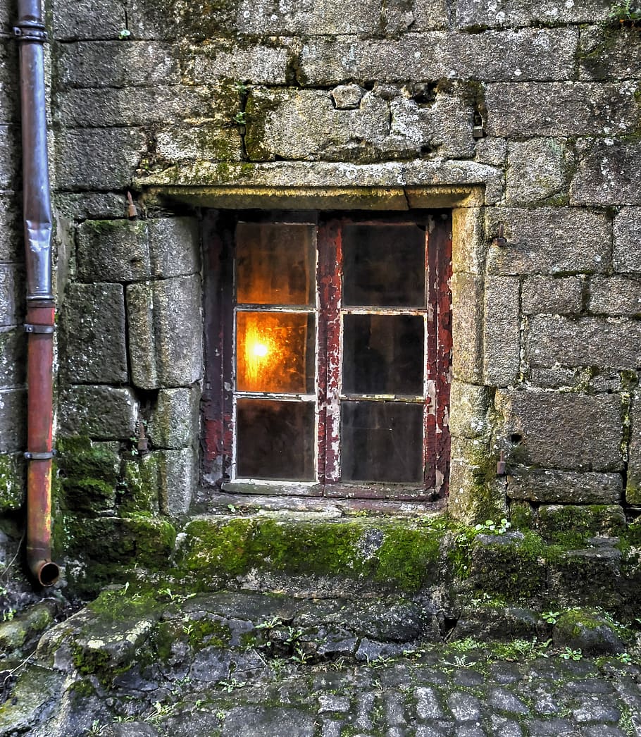 finestra de vidre de 6 panells, 6 panells, marró, marc, durant el dia, finestra, antic, llum, vidre, vell, pierre, canaleta pavimentada, arquitectura, estructura construïda, foc - fenomen natural, foc, cremant, exterior de l'edifici, cap gent, edifici, funció de construcció de parets, naturalesa, calor - temperatura, flama, dia, paret, a l'aire lliure, casa, llar de foc, sòlid, paret de pedra, 4K