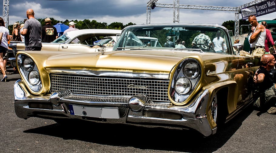 Auto, klassisch, Chrom, Transportsystem, Scheinwerfer, Fahrzeug, Fahrt, Rad, Geschwindigkeit, Maschine, Motor-, Performance, Stoßstange, der Verkehr, Oldtimer, Nostalgie, Kapuze, Windschutzscheibe, alt, alte Autos, glänzend, amerikanisch, Kraftfahrzeuge klassische Autos, Jahrgang, klassische Autos, Kraftfahrzeuge, Automobil, Bewegung, historische Autos, Transportmittel, Transport, Kraftfahrzeug, Retro-Stil, Landfahrzeug, Erwachsene, Metall, Tag, zufällige Menschen, Frau, Sammlerauto, Stadt, Sonnenlicht, Straße, Antiquität, Lebensstile, draußen, Ausflug, 4K
