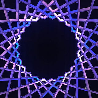purpuriu cadru grafic, înalt, unghi de fotografiere, structural, clădire, scăzut, fotografie, Violet, structura abstractă, formă, geometrie, ascuțit, aprins, abstract, fundaluri, tehnologie, futurist, model, albastru, geometrică, coş, iluminat, punct de vedere, nici o persoana, noapte, vedere unghiulară joasă, construită, arhitectură, în interior, cer, proiecta, imediat mai jos, natură, echipamente de iluminat, spațiu copie, întuneric, Fundal negru, 2K, CC0, domeniu public, fără drepturi de autor