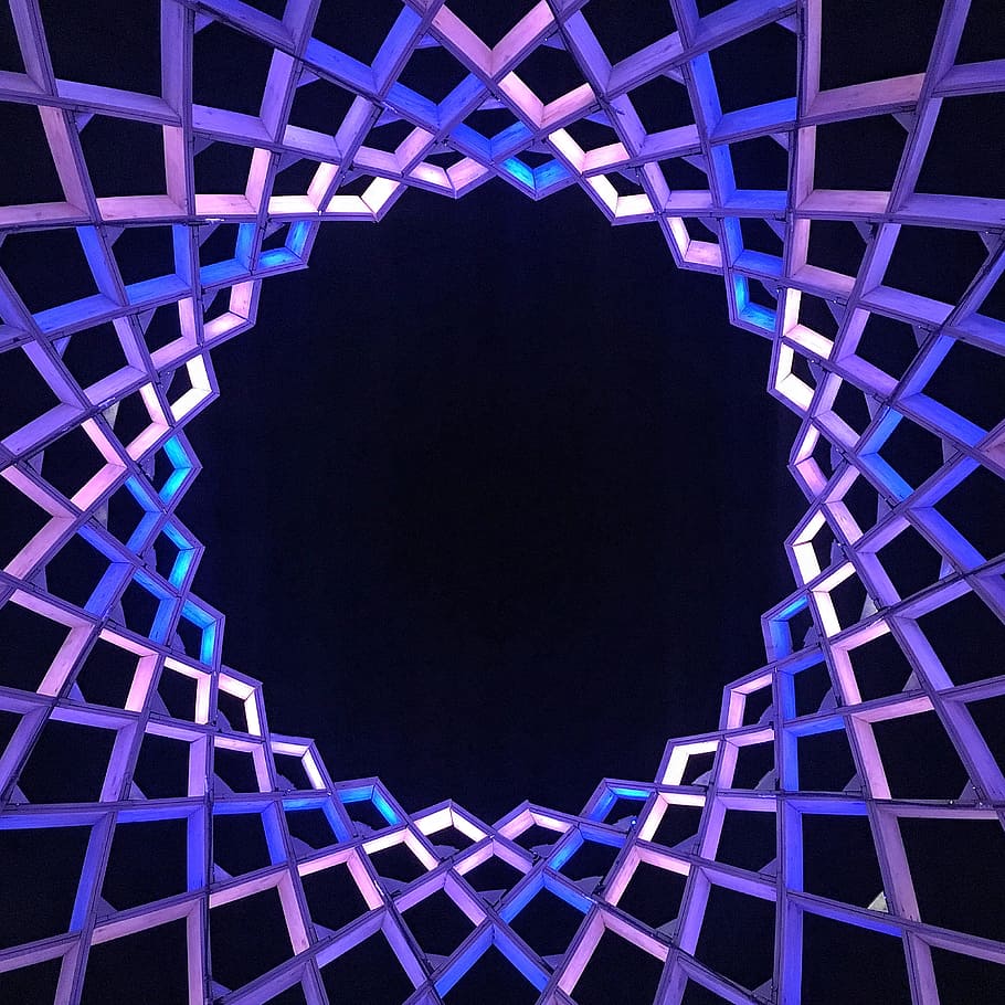 gràfic de marc morat, alt, fotografia d'angle, estructural, edifici, baix, foto, porpra, estructura abstracta, forma, geometria, agut, il·luminat, resum, fons, tecnologia, futurista, patró, blau, forma geomètrica, cistella, punt de vista, cap gent, nit, vista d’angle baix, estructura construïda, arquitectura, a l'interior, cel, disseny, directament a sota, naturalesa, equips d’il·luminació, còpia espai, fosc, fons negre, 2K