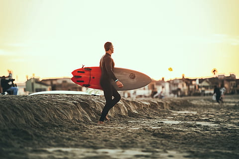 person, transporterer, surfbræt, mudder, dagtimerne, mand, rød, grå, gå, strand, mand i sort, våddragt, Brun, udendørs, surfing, mennesker, herrer, sport, ekstrem sport, en person, skateboarding, voksen, ung voksen, solnedgang, skateboard, Kvinder, kun voksne, kun en kvinde, rigtige mennesker, himmel, tilfældige mennesker, livsstil, fritidsaktivitet, natur, by, fuld længde, arkitektur, nydelse, sollys, fokus på forgrunden, dag, 5K, CC0, offentligt domæne, royaltyfrie