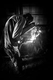 uomo, saldatura, metallo, in scala di grigi, foto, lavoratore, sudore, lavoro, maestro, sb, bianco e nero, persone, una persona, saldatore, abiti da lavoro protettivi, industria dei metalli, calore - temperatura, occupazione, movimento sfocato, in casa, persone reali, scintille, movimento, industria, protezione, uomini, sicurezza, acciaio, volto oscurato, ferro - metallo, 5K, CC0, dominio pubblico, privo di copyright