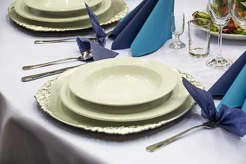 runden, Weiß, Keramik, Teller, Tabelle, Löffel, Gabel, Keramikplatte, Sitzordnung bei Tisch, Besteck, Gastronomie, Geschirr, die Zeremonie, Esstisch, Veranstaltung, Messer, Hochzeit, Weihnachtsdekoration, Tasse, Deckchen, Abdeckung, Essen, Zusammensetzung, Gedeck, leeren, Serviette, Essgeschirr, Küchenutensilien, drinnen, Rahmen, High Angle View, Haushaltsausstattung, keine Leute, Stillleben, Restaurant, Essen und Trinken, Tischmesser, Lebensmittel, Luxus, 4K, CC0, gemeinfrei, lizenzfrei