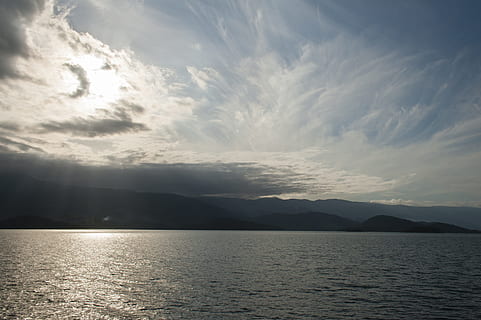 cielo, mar, nuvole, paesaggio, sol, acqua, nuvola - cielo, bellezza nella natura, scenics - natura, la tranquillità, scena tranquilla, montagna, mare, lungomare, natura, idilliaco, luce del sole, nessuno, catena montuosa, riflessione, all'aperto, scena non urbana, sole, luminosa, 2K, CC0, dominio pubblico, privo di copyright