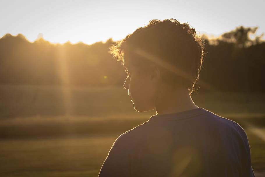 person, sol, sløring, bokeh, bagfra, dreng, tæt på, dagslys, fokus, sollys, solstråler, hovedskud, en person, linseflare, baggrundsbelyst, voksen, portræt, natur, solnedgang, himmel, sund livsstil, ung voksen, livsstil, leder, frisure, kigger væk, udøver, sport, udendørs, 5K