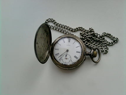 rellotge antic, plata, antic, temps, rellotge, tir de l'estudi, a l'interior, veure, cap gent, sol objecte, rellotge de butxaca, instrument del temps, funció de construcció de parets, antiguitat, gris, primer pla, fons blanc, fons gris, rellotge de mà, vell, metall, Minuta, hora de la mà, color plata, ornamentat, luxe, 1080P, CC0, domini públic, lliure de regalies