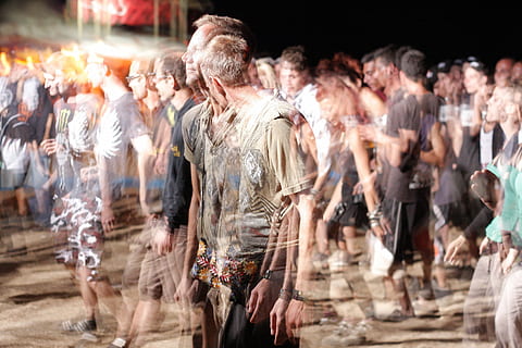 foto timelapse, persone, a piedi, lasso di tempo, foto, folla, gruppo di persone, uomini, movimento sfocato, vita di città, scena urbana, grande gruppo di persone, strada, notte, donne, adulto, pubblico, solo adulti, persone reali, cultura artistica e intrattenimento, prestazione, movimento, musica, emozione, in piedi, spettatore, Festival musicale, solidarieta, evento, eccitazione, emozione positiva, Festival, Guardando, 4K, CC0, dominio pubblico, privo di copyright