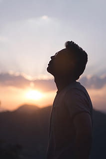 uomo, indossare, grigio, nero, t-shirt, tramonto, pensiero, di bell'aspetto, natura, rilassare, lenitivo, cielo, silhouette, persone, viaggio, maschio, successo, dom, all'aperto, sole, ispirazione, escursioni a piedi, uomini, vacanza, motivazione, vista laterale, una persona, stili di vita, in piedi, luce del sole, bellezza nella natura, persone reali, dalla vita in su, attività di svago, nuvola - cielo, adulto, la tranquillità, giovani uomini, vista profilo, contemplazione, 1080P, CC0, dominio pubblico, privo di copyright