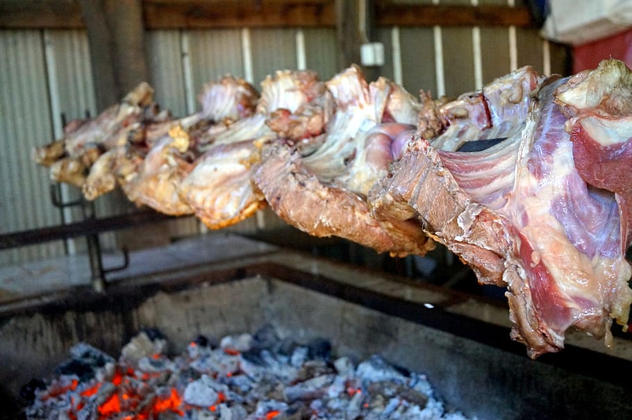 carn, rostit, xai rostit, carn, rostit, xai, menjar i beguda, menjar, mercat, a l'interior, carn de porc, frescor, preparació, a la graella, centrar-se en primer pla, natura morta, Barbacoa, primer pla, cap gent, negocis, calor - temperatura, a la venda, benestar, venda al detall, alimentació saludable, preparar el menjar, visualització al detall, 4K