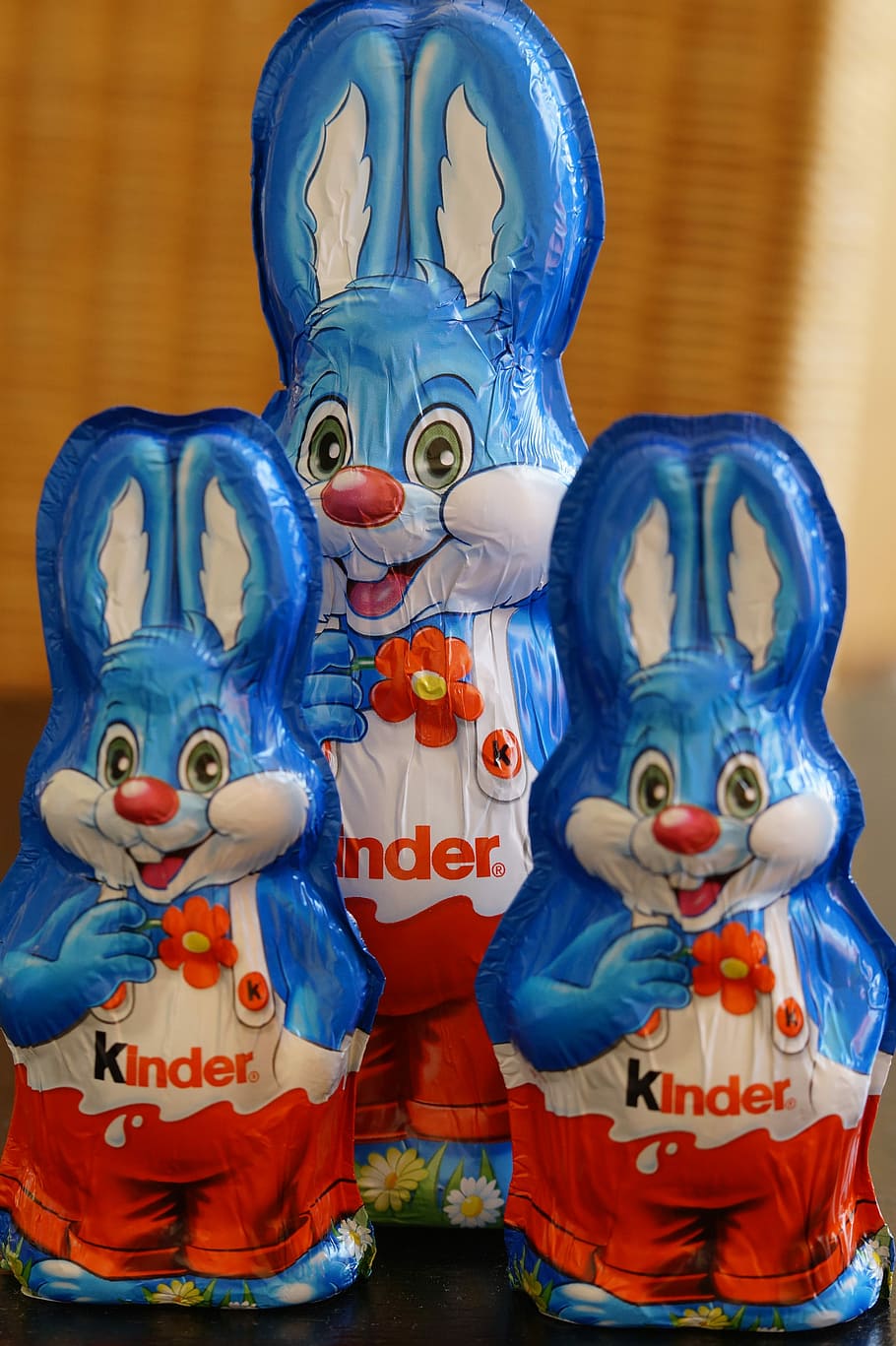 conill de Pasqua, Feliç Pasqua, Pasqua, salutació de pasqua, llebre, primavera, tema de pasqua, decoració, figura, xocolata, conillets de xocolata, dolçor, caramels, marca, deliciós, calories, xifres, dolent, record, fantasmal, a l'interior, primer pla, cap gent, representació, art i artesania, creativitat, representació humana, multicolor, blau, escultura, estàtua, funció de construcció de parets, artesania, dia, centrar-se en primer pla, semblança masculina, Festival, 5K
