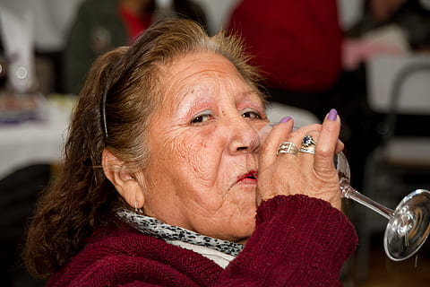 tassa, vi, mapuche, adult gran, adult, dones, dones grans, a l'interior, una persona, arrugat, Cabells grisos, part del cos humà, primer pla, centrar-se en primer pla, emoció, mirant, contemplació, estils de vida, retrat, tirada al cap, rostre humà, cabell blanc, pentinat, 5K, CC0, domini públic, lliure de regalies