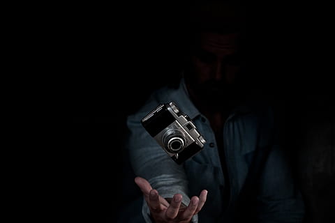 negre, ombra, fosc, fons negre, una persona, crim, pistola, màscara, celebració, homes, a l'interior, arma, temes socials, adult, vista frontal, comunicació, senyal d'advertència, tir de l'estudi, agressió, cara oculta, 4K