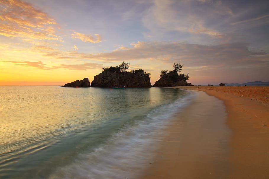 Meer, Dämmerung, Natur, Himmel, Ruhe, Klippen, Wolken, Küste, dramatisch, idyllisch, Ozean, Sand, Landschaft, szenisch, Seeschaum, seelandschaft, Strand, Ufer, still, Wasser, Szenen - Natur, Schönheit in der Natur, Sonnenuntergang, Land, ruhige Szene, wolke - himmel, Horizont über Wasser, Horizont, keine Leute, Baum, Nicht-städtische Szene, Pflanze, draußen, Gestein stapeln, 2K