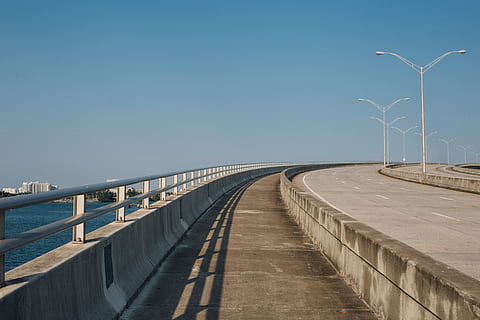 anløbsbro, hav, vej, landskab, strand, bro, elektricitet, tom, lampeindlæg, ocean, udendørs, skygge, himmel, sommer, sol, rejse, vand, skyfri himmel, rækværk, natur, bygget struktur, blå, forbindelse, arkitektur, transportmidler, kopiere plads, brændstof og elproduktion, retning, sti, dag, vejen frem, sollys, gadebelysning, ingen mennesker, 5K, CC0, offentligt domæne, royaltyfrie