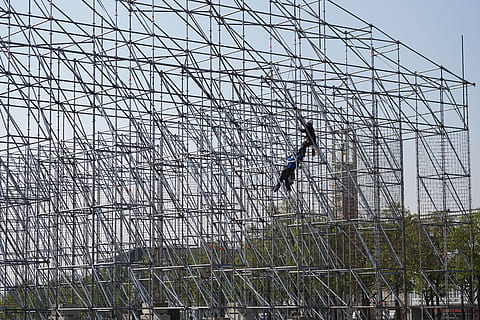 Kassel, documenta, obra d'art, artísticament, modern, objecte, disseny, edifici, artistes, perill, longitud completa, risc, una persona, Esports extrems, esport, persones reals, vista d’angle baix, dia, estructura construïda, arquitectura, cel, gent, naturalesa, homes, estils de vida, activitat d'oci, a l'aire lliure, equilibri, aventura, corda, planta, 5K, CC0, domini públic, lliure de regalies