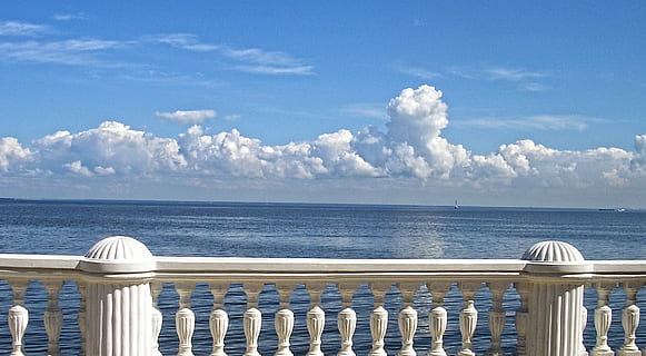 landskapsfotografering, hav, himmel, skyer, vann, hvit, ro, Gulf of Finland, fekting, spiler, sommer, solfylt, vær, st petersburg russia, petrodvorets peterhof, kai, horisont, Russland, blå, utendørs, horisont over vann, sky - himmel, dag, rekkverk, natur, naturskjønnhet - natur, ingen folk, skjønnhet i naturen, rolig scene, arkitektur, sollys, bygget struktur, 1080P, CC0, offentlig domene, opphavsrett gratis