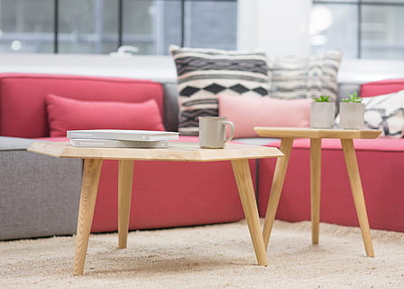 hvid, keramisk, krus, Brun, træ-, bord, træbord, lyserød, sofaer, sofa, kaffe, moderne, møbel, ingen mennesker, indendørs, indretning, hjemlige værelse, stol, komfortabel, dekoration, hjem interiør, cafe, sæde, fravær, kop, restaurant, vindue, fokus på forgrunden, dag, rød, forretning, mad og drikke, bygget struktur, kaffebord, glas, 4K, CC0, offentligt domæne, royaltyfrie