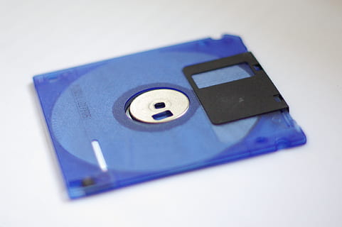 disco, computadora, datos, archivos, almacenamiento de datos, disquete de computadora, Fondo blanco, adentro, tecnología, naturaleza muerta, de cerca, foto de estudio, equipo de computadora, equipo, nadie, vista de alto ángulo, azul, conexión, parte de la computadora, solo objeto, mesa, equipo eléctrico, separar, cable USB, caja, fuente de alimentación, Componente eléctrico, 1080P, CC0, dominio público, libre de derechos