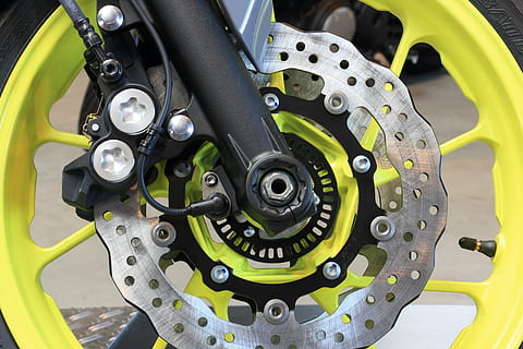 moto, yamaha, frontal, suspensió, fre, disc, roda, pneumàtic, vora, hub, pinça, rotor, eix, equipament, part de la màquina, transport, indústria, motor, fabricació d’equips, maquinària, tecnologia, part del vehicle, metall, manera de transport, primer pla, cap gent, vehicle terrestre, color verd, groc, dia, forma, 5K, CC0, domini públic, lliure de regalies