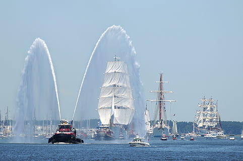 Virginia, himmel, skyer, Havn, flod, Bugt, vand, skibe, fireboat, spray, forår, sommer, smuk, natur, uden for, transportmidler, nautiske fartøj, transportform, arkitektur, dag, rejse, bevægelse, hav, sejlbåd, by, ingen mennesker, udendørs, havnefronten, bygning udvendig, skyfri himmel, 2K, CC0, offentligt domæne, royaltyfrie