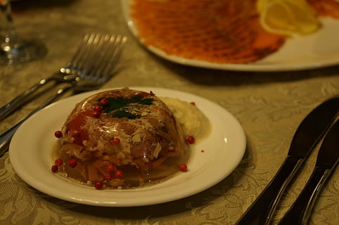 Sülze, Lebensmittel, Vorspeise, Tabelle, Gericht, Küche, köstlich, Ernährung, Geschmack, benutzen, Abendessen, Teller, Essen und Trinken, Essgeschirr, Frische, Küchenutensilien, fertig für den Verzehr, Gabel, Stillleben, drinnen, Nahansicht, Genuss, Süßes Essen, Serviergröße, Süss, keine Leute, Dessert, Versuchung, Löffel, Tischmesser, Geschirr, 4K, CC0, gemeinfrei, lizenzfrei