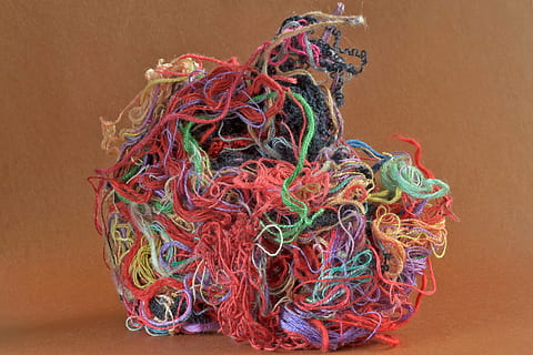 hilos de colores surtidos, marrón, superficie, hilo, enredo, tejido de punto, costura, lana, multi color, adentro, nadie, fondo de color, gran grupo de objetos, de cerca, foto de estudio, fondo marrón, textil, montón, naturaleza muerta, abundancia, elección, variación, complejidad, bola de lana, creatividad, material, fondo naranja, enredado, 4K, CC0, dominio público, libre de derechos