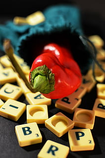 scrabble, rot, Nahansicht, drinnen, Stillleben, keine Leute, Kommunikation, Nummer, Brief, Text, Fokus auf den Vordergrund, Tabelle, Alphabet, High Angle View, westliche Schrift, Gemüse, Lebensmittel, Essen und Trinken, selektiver Fokus, Technologie, Computer, 4K, CC0, gemeinfrei, lizenzfrei