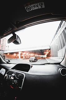 persoon, binnen, voertuig, pratend, foto, weg, gebouw, zwart, voertuigdashboard, uitzicht, tunnel, auto, het rijden, dashboard, voorruit, stad, wijze van transport, vervoer, voertuig interieur, motorvoertuig, landvoertuig, auto-interieur, glas - materiaal, binnenshuis, transparant, geen mensen, Controlepaneel, reizen, achteruitkijkspiegel, dag, controle, stuur, 5K, CC0, publiek domein, royaltyvrij