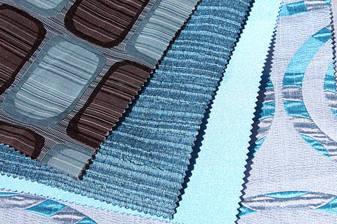Materialien, Blau, Proben, Netz, Textil-, drucken, Modell-, Vollbild, Hintergründe, Muster, keine Leute, Nahansicht, drinnen, texturiert, mehrfarbig, Geschäft, in einer Reihe, große gruppe von gegenständen, Kunst und Handwerk, Wahl, wolle, Industrie, High Angle View, Kreativität, Tag, 4K, CC0, gemeinfrei, lizenzfrei