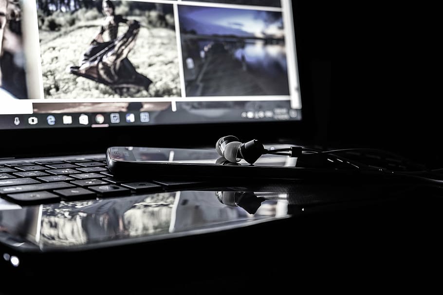 encès, pis, pantalla, monitor, tancar, foto, portàtil, ordinador, gadget, modern, tecnologia, electrònica, recerca, treballar, negocis, mòbil, telèfon, auriculars, reflexió, a l'interior, cap gent, primer pla, dia, taula, equips informàtics, vidre - material, comunicació, transparent, absència, teclat, natura morta, centrar-se en primer pla, enfocament selectiu, equipament per a la llar, escriptori, vidre, connexió, 4K