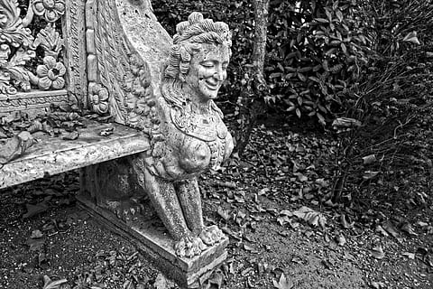 Bank, Steinbank, scrollen, Ornament, Sitz, Unterstützung, Sphinx, Skulptur, Darstellung, Kunst und Handwerk, Statue, Kreativität, keine Leute, Kunst, Tag, die Architektur, menschliche Darstellung, alt, solide, stein material, Schnitzen - Handwerksprodukt, die Vergangenheit, Spiritualität, draußen, Pflanze, Natur, 4K, CC0, gemeinfrei, lizenzfrei