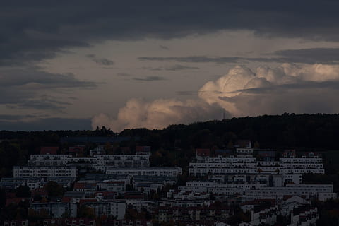 Kumuluswolke, Wolken, Kumulus, Wolke, Kumuluswolken, Wolken bilden sich, Wolke von Haufen von, Abend, Dämmerung, Siedlung, Häuser, Gebäude, schließen, Wohnungsnot, Zoning, Steigung, ulm, die Architektur, Stadtbild, Gebäudehülle, überfüllt, gebaute Struktur, Himmel, wolke - himmel, Stadt, Wohngegend, Natur, keine Leute, High Angle View, draußen, Stadt, Dorf, Schönheit in der Natur, bedeckt, 4K, CC0, gemeinfrei, lizenzfrei