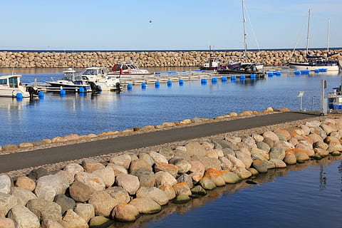 Simrishamn, steen, boot, water, vervoer, wijze van transport, natuur, nautisch schip, hemel, zee, architectuur, reflectie, dag, haven, afgemeerd, solide, rots, geen mensen, ingebouwde structuur, golfbreker, buitenshuis, rock - object, zeilboot, vis industrie, jacht, jachthaven, 5K, CC0, publiek domein, royaltyvrij