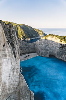aèria, vista, illa, platja, foto, cos, aigua, muntanya, cos d'aigua, mar, naturalesa, blau, paisatge, estiu, escenics, línia de costa, europa, penya-segat, vacances, restes de contrabandistes, rock - object, turisme, a l'aire lliure, destinacions de viatge, viatjar, cel, bellesa a la natura, Mar Mediterrani, lloc famós, zakynthos, badia d'aigua, paisatge marí, escenics - natura, rock, dia, cap gent, escena tranquil·la, sòlid, tranquil·litat, terra, badia, 5K, CC0, domini públic, lliure de regalies