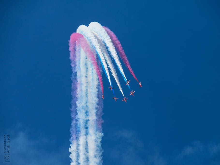 Avió de combat, flugshow, fletxes vermelles, avió, vehicle aeri, cel, volant, espectacle aeri, pista de vapor, núvol - cel, transport, en moviment, fum - estructura física, manera de transport, blau, treball en equip, cooperació, moviment, militar, vista d’angle baix, rendiment, formació en vol, cap gent, acrobàcies aèries, forces aeries, habilitat, activitat esportiva, indústria aeroespacial, 4K