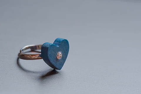 vielsesring, engagement, ring, Før, bryllup, kærlighed, sammen, ægteskab, gifte, forbundethed, hjerte, hjerte ring, strålende, sten-, tak, legetøj, børn ringe, hjerte form, smykker, studio skud, ingen mennesker, hvid baggrund, diamantring, positive følelser, emotion, kopiere plads, indendørs, romantik, stilleben, tæt på, valentins dag - ferie, kreativitet, blå, to objekter, papir, skygge, håndværk, samvær, personlige tilbehør, besked, 4K, CC0, offentligt domæne, royaltyfrie