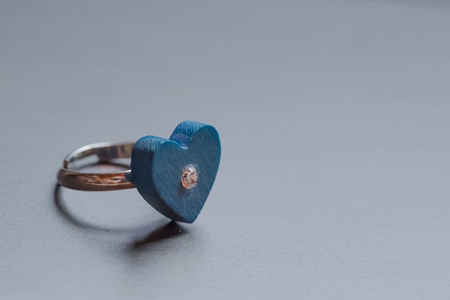 vielsesring, engagement, ring, Før, bryllup, kærlighed, sammen, ægteskab, gifte, forbundethed, hjerte, hjerte ring, strålende, sten-, tak, legetøj, børn ringe, hjerte form, smykker, studio skud, ingen mennesker, hvid baggrund, diamantring, positive følelser, emotion, kopiere plads, indendørs, romantik, stilleben, tæt på, valentins dag - ferie, kreativitet, blå, to objekter, papir, skygge, håndværk, samvær, personlige tilbehør, besked, 4K