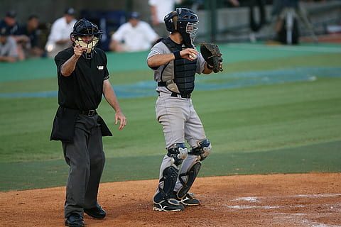 baseball, spiller, catcher, bold, Mark, handling, atlet, hjem, fange, uniform, græs, amerikansk, konkurrencedygtig, sport, hjelm, beskyttelse, opmand, baseball umpire, strejke, sportsofficer, udendørs, kollegium, atletisk, aktivitet, konkurrence, kaste, fangerens midte, handske, hjemmeplade, baseball - sport, rigtige mennesker, fuld længde, tøj, to personer, dag, baseball spiller, baseball uniform, mennesker, spille, fritidsaktivitet, baseball handske, livsstil, herrer, fokus på forgrunden, sport uniform, 2K, CC0, offentligt domæne, royaltyfrie