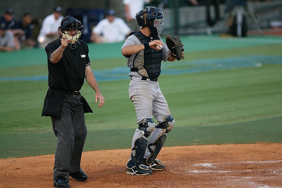 baseball, giocatore, Catcher, palla, campo, azione, atleta, casa, attraente, uniforme, erba, americano, competitivo, sport, casco, protezione, arbitro, arbitro di baseball, sciopero, funzionario sportivo, all'aperto, Università, atletico, attività, concorrenza, lancio, guanto da pescatore, guanto, piatto di casa, baseball - sport, persone reali, lunghezza intera, capi di abbigliamento, due persone, giorno, giocatore di baseball, uniforme da baseball, persone, giocando, attività di svago, guanto da baseball, stili di vita, uomini, concentrarsi sulle conoscenze acquisite, uniforme sportiva, 2K