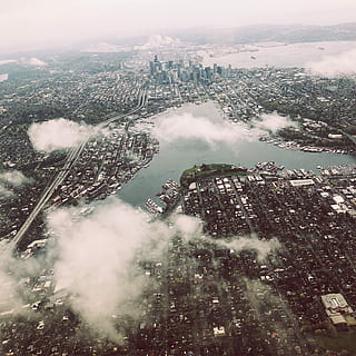 antenowy, fotografia, Miasto, dzień, zdjęcie, wysoki, wznosić budynki, pejzaż miejski, widok drona, chmury, cloudscape, nastrojowy, szaro chytry, seattle, teren, jezioro, cityline, widok miasta, miasto nad morzem, morze, woda, rzeka, widok satelitarny, mapa, mapowanie, pnw, architektura, na zewnątrz budynku, zbudowana struktura, wysoki kąt widzenia, widok z lotu ptaka, Natura, cele podróży, żadnych ludzi, niebo, budynek, turystyka, mgła, drzewo, na dworze, budynek biurowy na zewnątrz, wieżowiec, 1080P, CC0, domena publiczna, darmowe zdjęcia