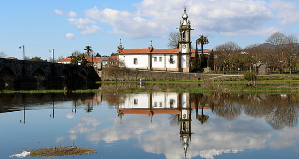 biały, beton, kościół, ciało, woda, Rio, Lima, most, architektura, rzeka, historia, Europa, odbicie, niebo, zbudowana struktura, na zewnątrz budynku, chmura - niebo, budynek, jezioro, nabrzeże, Natura, żadnych ludzi, dzień, przeszłość, drzewo, cele podróży, roślina, na dworze, 5K, CC0, domena publiczna, darmowe zdjęcia