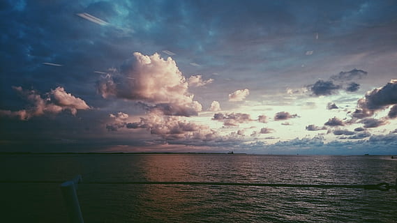rislende, legeme, vand, cirrus skyer, solnedgang, hav, skyer, skib, lilla, violet, Nordsøen, efterglød, sol, fjern, humør, farbenpracht, tusmørke, atmosfære, aftenhimmel, Abendstimmung, strand, sø, natur, landskab, bølge, himmel, sky - himmel, skønhed i naturen, scenics - natur, rolig scene, ro, horisont, horisont over vand, ingen mennesker, dramatisk himmel, marinemaleri, storm, idyllisk, cloudscape, udendørs, ildevarslende, 4K, CC0, offentligt domæne, royaltyfrie