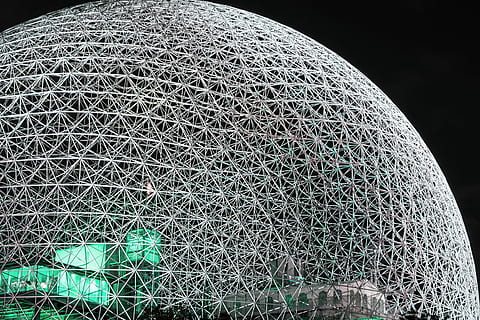 edificio de cúpula blanca, modelo, estructura, esfera, diseño, verde, Luna, noche, geométrico, arquitectura, blanco, Montreal, nadie, complejidad, estructura construida, vista de ángulo bajo, de cerca, metal, forma, cielo, adentro, conexión, moderno, ciencia, naturaleza, circulo, forma geometrica, aleación, 4K, CC0, dominio público, libre de derechos