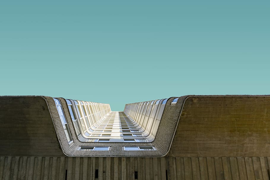 Basso, fotografia ad angolo, grattacielo, edificio marrone, costruzione, Torre, blu, cielo, copia spazio, cielo sereno, nessuno, architettura, legno - materiale, natura, giorno, struttura costruita, all'aperto, soleggiato, assenza, Inquadratura dal basso, posto a sedere, semplicità, direzione, connessione, singolo oggetto, la tranquillità, direttamente sotto, color turchese, 5K