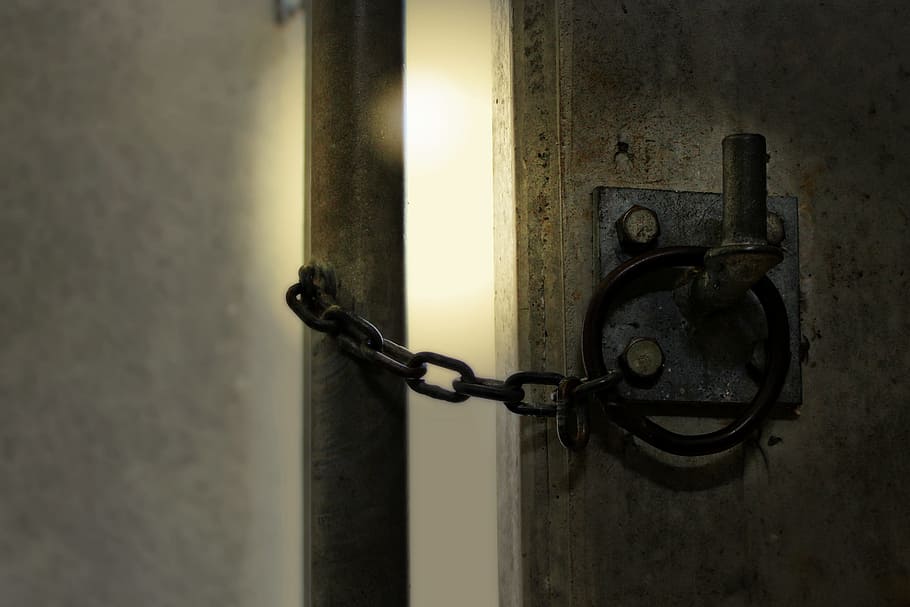 cadena, bloquear, puerta, portón, seguridad, metal, proteccion, secreto, acero, antiguo, oxidado, nadie, cerrado, de cerca, adentro, electricidad, Entrada, la seguridad, pared - característica de la construcción, conexión, centrarse en primer plano, día, llave, pestillo, 2K